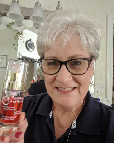 Bonita, clienta de Noche Y Día, con el Sérum de Vitamina C