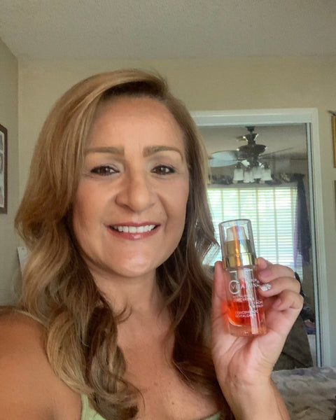 Cheryl, clienta de Noche Y Día, con el Sérum de Vitamina C
