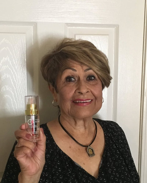 Delores, clienta de Noche Y Día, con el Sérum de Vitamina C