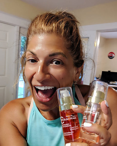 Jacqui, clienta de Noche Y Día, con el Sérum de Vitamina C