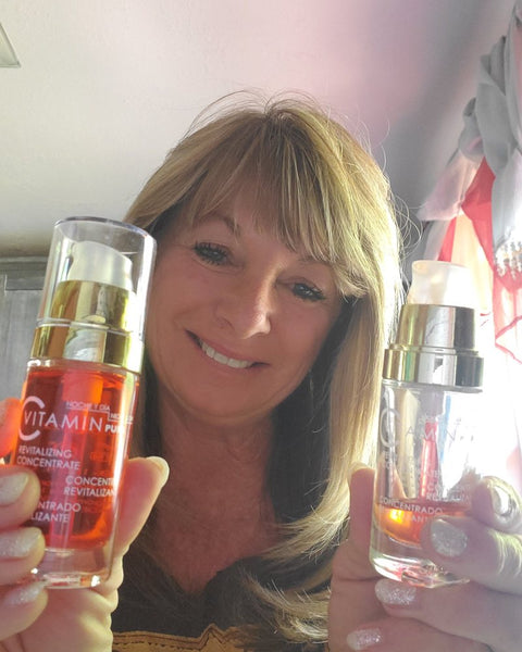 Nona, clienta de Noche Y Día, con el Sérum de Vitamina C