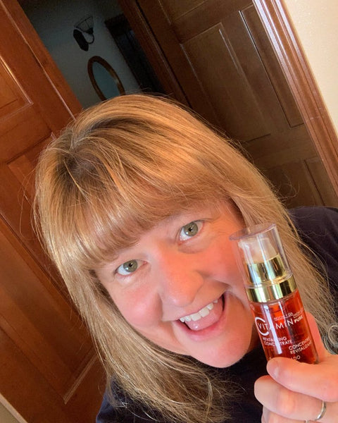 Terri, clienta de Noche Y Día, con el Sérum de Vitamina C
