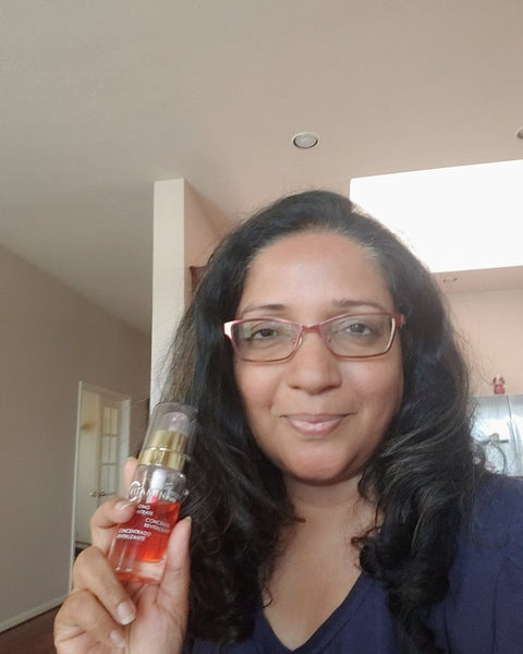 Uma, clienta de Noche Y Día, con el Sérum de Vitamina C